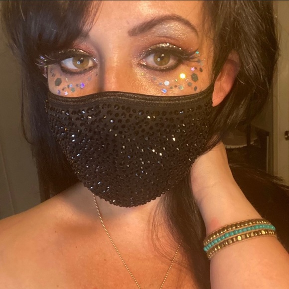 Spread the ♥️LOVE ✨ Set of 3✨ Crystal Face Masks - Picture 3 of 6